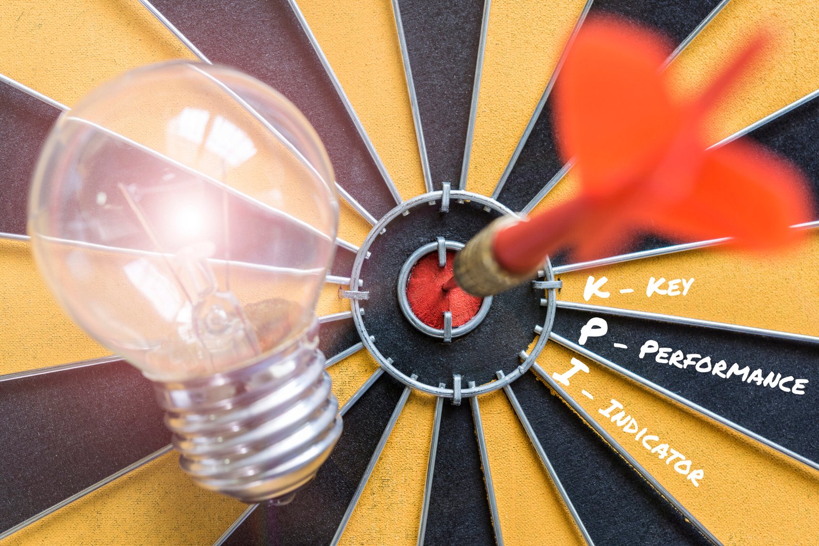 KPI key performance indicator with idea lamp target fonte: freepik